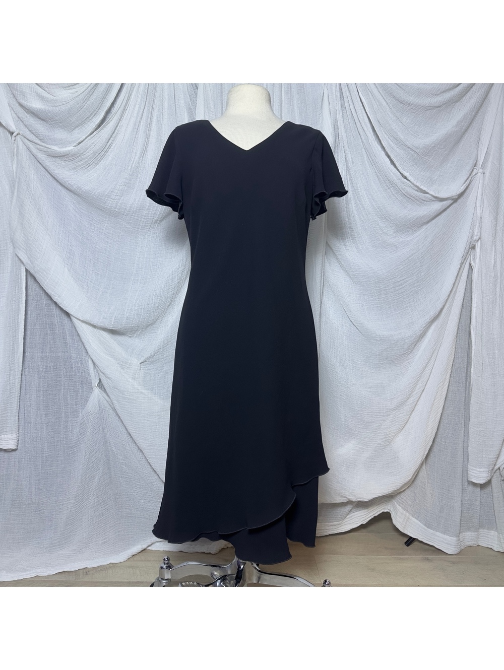 Vintage Elegant Minimalist Black V-Neck Midi Dress